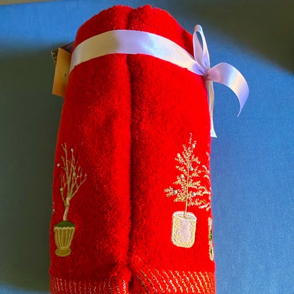 🎄Beautiful Christmas Embroidered Red Hand Towels 2 - Pack NWT ‼️ - Picture 10 of 10